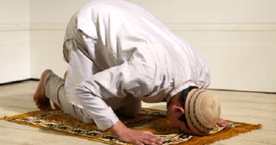 دراسة أمريكية: صلاة المسلم تحمى من آلام الظهر.. والسجود يزيد مرونة المفاصل