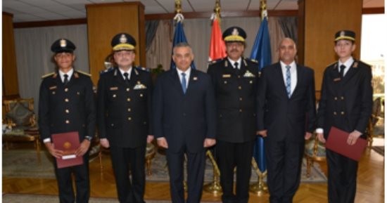 بالصور.. رئيس أكاديمية الشرطة يكرم الطلاب والضباط المتميزين