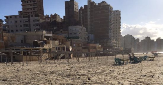 بعد سيطرة المحلات عليها.. أهالى أبو قير بالإسكندرية يطالبون بشواطئ مجانية
