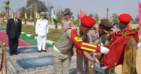 قائد الجيش الثانى ومحافظ الإسماعيلية يضعان أكاليل الزهور على النصب التذكارى للشهداء