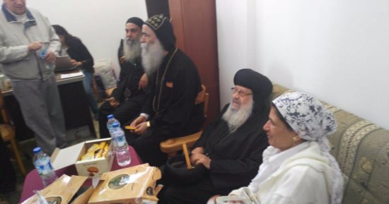 بالصور.. الأنبا قزمان والأنبا بيمن يزوران الأسر ببيت الشباب فى الإسماعيلية