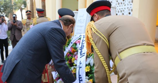 محافظ القاهرة وقائد المنطقة المركزية يضعان إكليل زهور على مقابر الشهداء