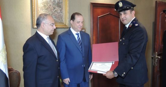بالصور.. تكريم رجال الموانئ لإحباط محاولة راكب تمرير مواد خطرة داخل طائرة