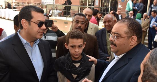 بالصور .. محافظ أسيوط يمنح فرقة أسيوط للموسيقى العربية 15 ألف جنيه 
