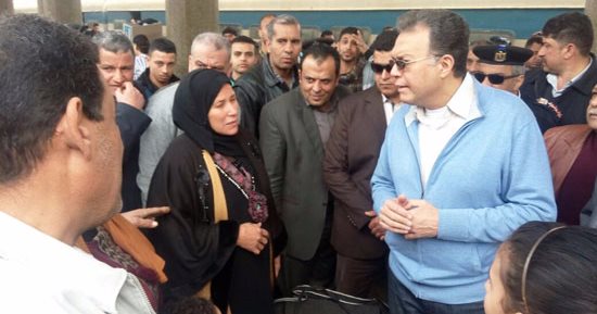 بالصور.. وزير النقل يجرى جولة مفاجئة بمحطة مصر ويعد الركاب بانتظام مواعيد القطارات