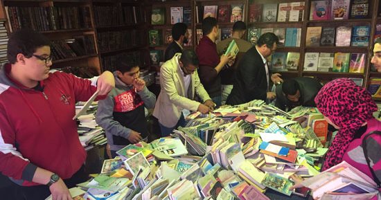 بالفيديو والصور.. توافد أهالى البحيرة على معرض دمنهور للكتاب