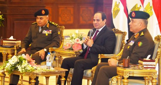 السيسي يلتقى قادة وضباط وجنود القوات المسلحة.. ويؤكد: مصر لا تنسى شهداءها