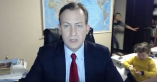 بالفيديو.. محلل سياسى يتعرض لموقف كوميدى على الهواء بسبب طفليه