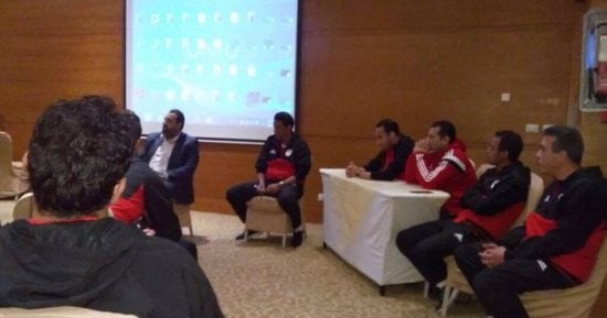 البلدوزر يزور معسكر منتخب المحليين ويجتمع بالجهاز الفنى واللاعبين