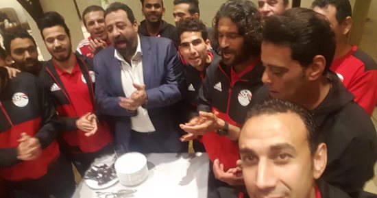 بالصور.. منتخب المحليين يحتفل بعيد ميلاد هانى رمزى وطارق السعيد