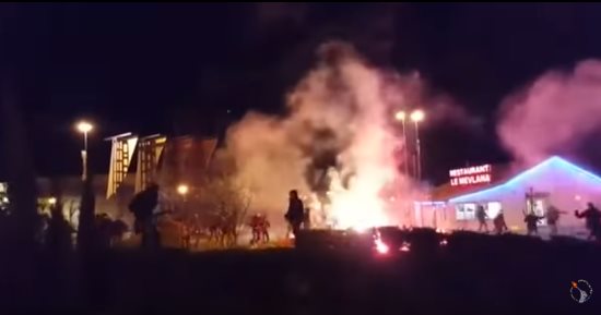 شاهد.. معركة بالشماريخ بين ألتراس ليون وروما فى فرنسا