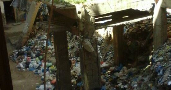 بالصور.. شكوى من تراكم القمامة بشارع "زكريا بك" فى الإسكندرية
