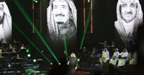 بالصور.. لأول مرة منذ 30 عاما.. الرياض تتمايل على ألحان حفل غنائى للرجال فقط