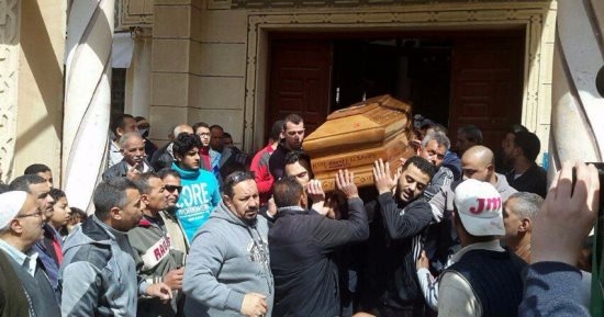 انهيار أسرة الشاب المصرى الذي تم العثور عليه مشنوقا بإيطاليا أثناء تشييعه