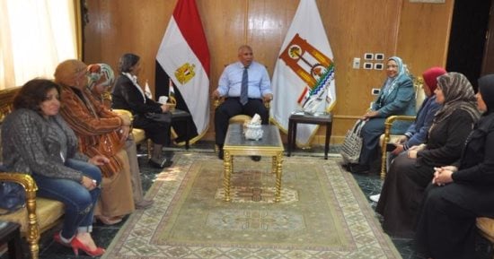 محافظ الوادى الجديد يبحث مع أعضاء المجلس القومى آليات دعم قضايا المرأة