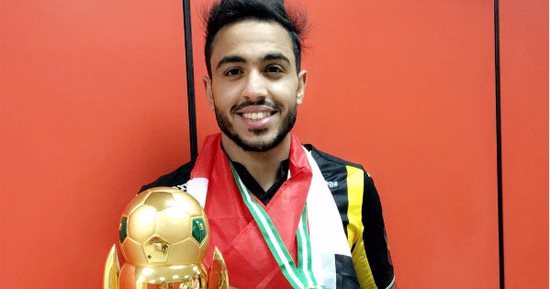 كهربا ينشر صورته مع كأس ولى العهد.. ويعلق:" الذهب للذهب شكرا للجمهور "