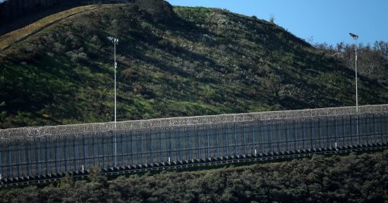 الاحتلال الإسرائيلى يستأنف بناء جدار فاصل شمال غرب بيت لحم