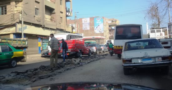 بالصور .. مواطنون يشكون من سوء حالة الطريق الرئيسى بالمنوفية