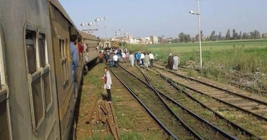 بالصور .. خروج عربة من قطار قلين - كفر الشيخ عن القضبان دون إصابات