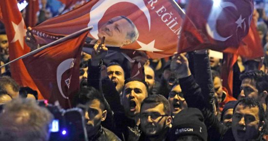أردوغان يواصل هجومه على هولندا ويحمّلها مسؤولية "مذبحة سربرنيتشا" 