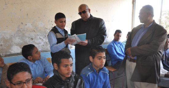 بالصور.. محافظ الوادى الجديد يتفقد مدارس الخارجة وورش تدريب المتفوقين 