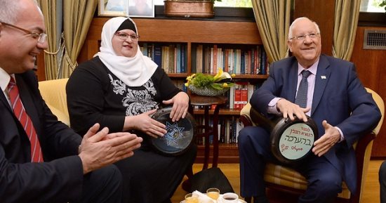 بالفيديو.. الرئيس الإسرائيلى يغنى على "الطبلة" أغنية عبرية ألفتها مدرسة عربية 
