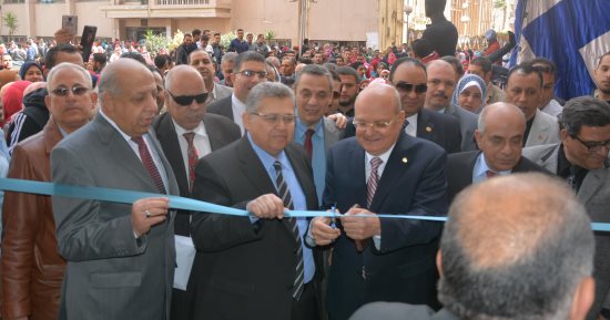 رئيس جامعة الزقازيق ووزير التعليم العالى السابق يفتتح المعرض الخيرى للتسوق