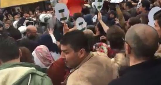 بالفيديو.. أمن "أبو مازن" يقمع مسيرة منددة بمحاكمة باسل الأعرج رغم استشهاده