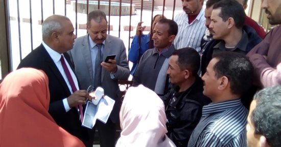 بالفيديو والصور.. وقفة احتجاجية لعمال التشجير بالوادى الجديد للمطالبة بالتثبيت