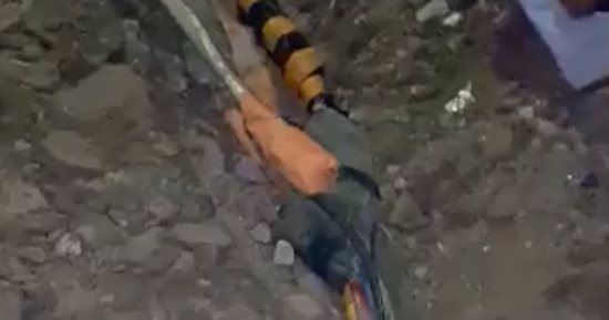 بالفيديو..حالة ذعر تنتاب أهالى قرية البوها بالشرقية بسبب كابل كهرباء مكشوف