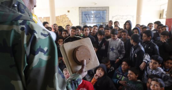 بالصور..الجيش الليبى ينظم محاضرات توعية للتلاميذ بمخاطر المتفجرات والألغام