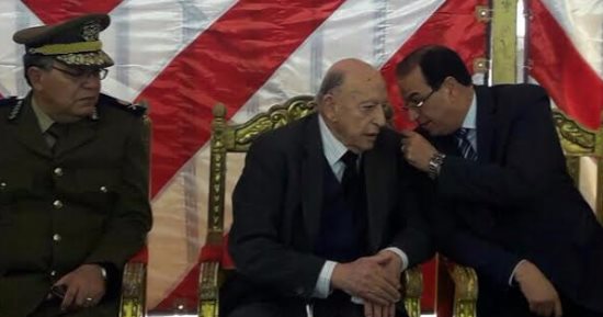 محافظ الدقهلية يقدم العزاء لأسرة الشهيد العقيد ياسر الحديدى بمسقط رأسه