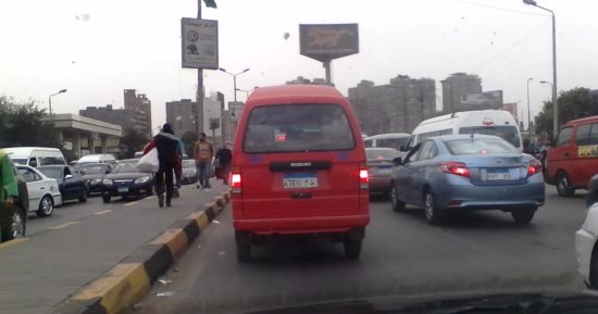 النشرة المرورية.. كثافات متحركة بمحاور القاهرة والجيزة 
