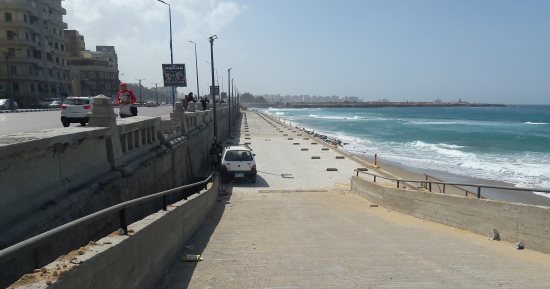 بالفيديو والصور.. كارثة.. اختفاء شاطئ الشاطبى بالإسكندرية وتحويله لجراج