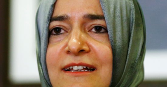 بالصور..وزيرة الأسرة التركية:تعرضنا لمعاملة غير إنسانية فى هولندا غير مقبول