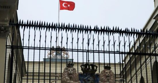 شاهد أولى لقطات رفع أنصار أردوغان علم تركيا فوق قنصلية هولندا باسطنبول