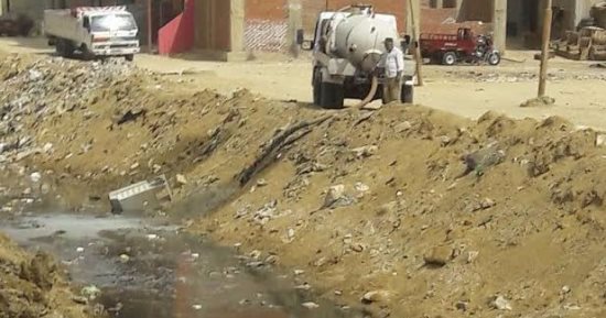 بالصور..سيارة حى الجناين بالسويس تلقى مياه الصرف الصحى بمصرف الأراضى الزراعية
