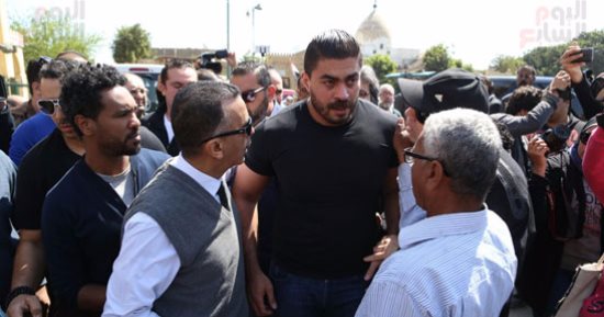 بالصور.. جثمان والد خالد سليم يتجه لمثواه الأخير لدفنه بمقابر الإمام الشافعى
