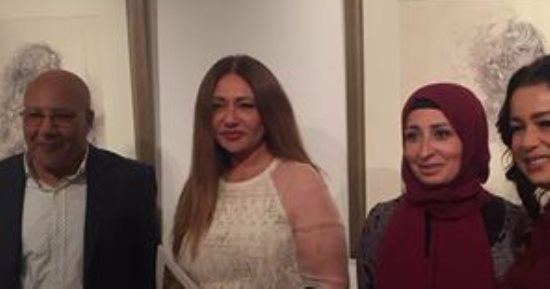 بالصور.. ليلى علوى تشاهد معرض حواديت لفاطمة عبد الرحمن بجاليرى النيل