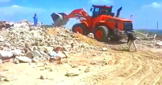 بالصور.. تنفيذ قرارات إزالة تعديات على حرم البحر فى مطروح