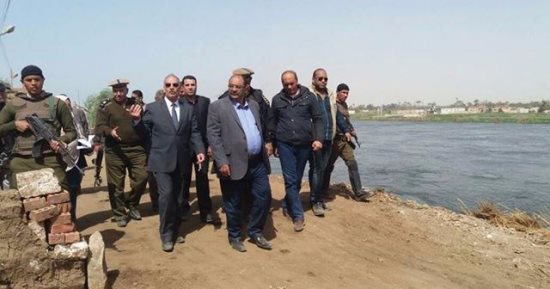 بالصور.. مدير أمن بنى سويف يقود حملة لإزالة التعديات على نهر النيل
