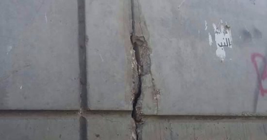 بالصور.. تشققات بجدار كوبرى طهطا بمحافظة سوهاج