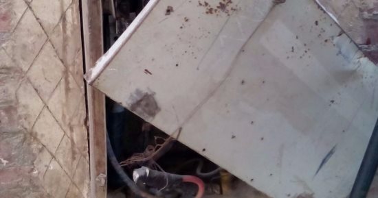 أهالى مدينة قباء بجسر السويس يشكون من وجود لوحة كهرباء مكشوفة