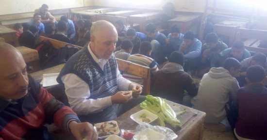 بالصور.. مدير مدرسة بالشرقية يتناول الإفطار مع طلابه أثناء الفسحة