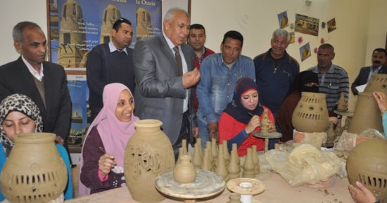 بالصور.. محافظ الوادى الجديد يتفقد مصنع الخزف ومطحن الغلال بالخارجة