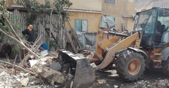 إزالة 3 حالات إشغالات بالطريق العام فى الزرقا بدمياط