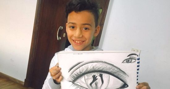 بالصور.. شاهد أحدث رسومات معاذ فنان مترو الجامعة فى معرضه الخاص