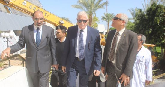 بالصور.. محافظ جنوب سيناء يتفقد مستشفى شرم الشيخ الدولى