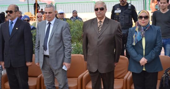 محافظ الإسماعيلية يشهد "برنامج المنوعات" من بيت الشباب مع الأسر المسيحية 