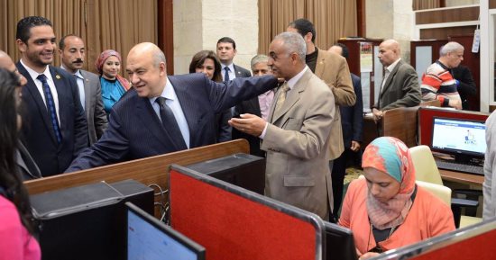 وزير السياحة يزور المركز الصحفى بالبرلمان ويشيد بروح التعاون بين الصحفيين